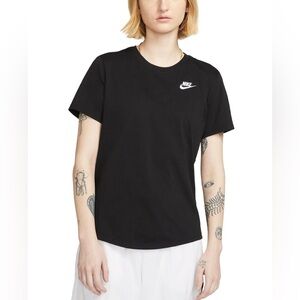 Nike Women’s Sportswear T-shirt Size Small 🖤
